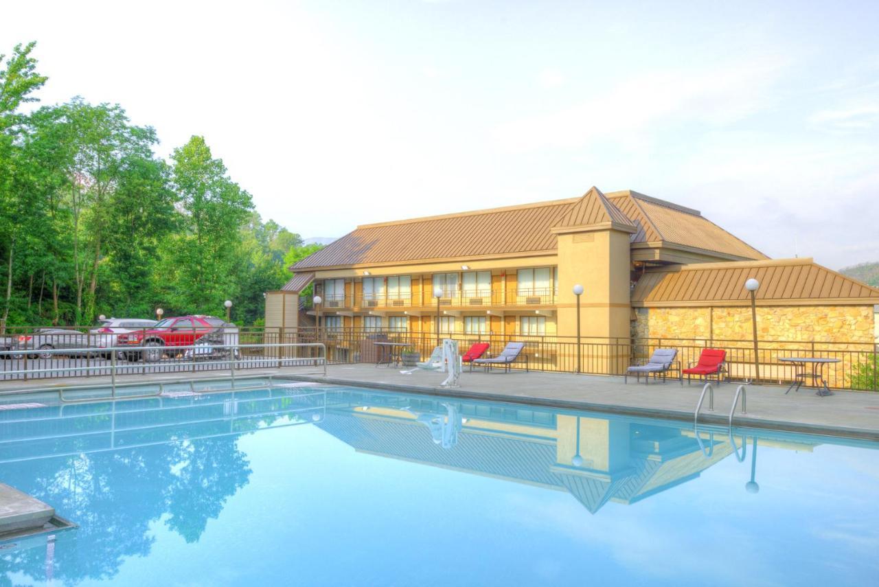 Clarion Pointe Downtown Gatlinburg Hotel Exterior photo