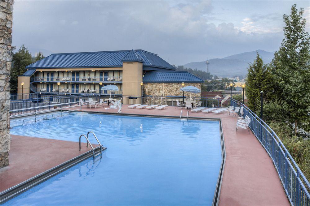 Clarion Pointe Downtown Gatlinburg Hotel Exterior photo