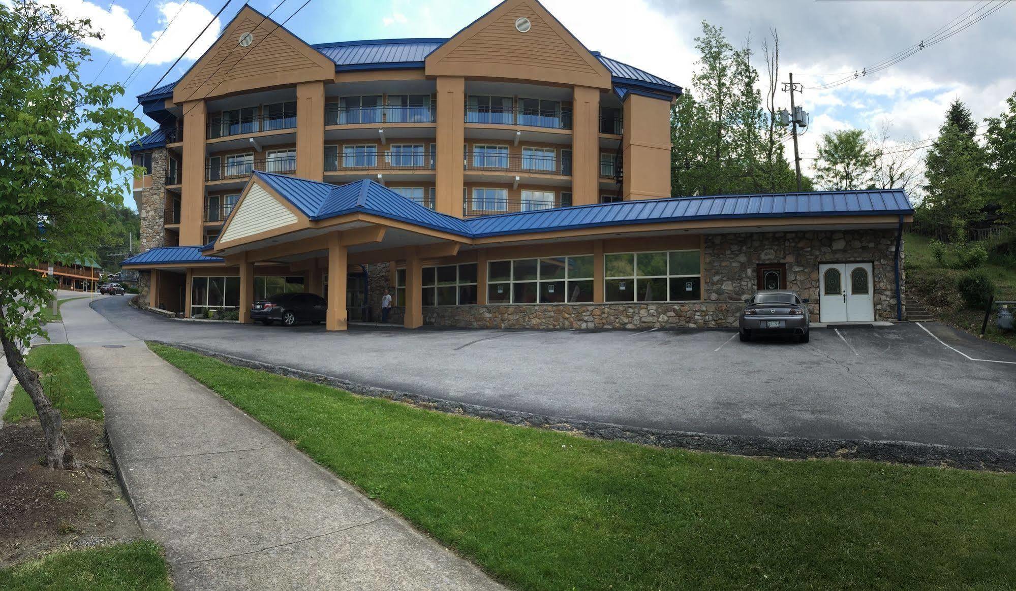 Clarion Pointe Downtown Gatlinburg Hotel Exterior photo