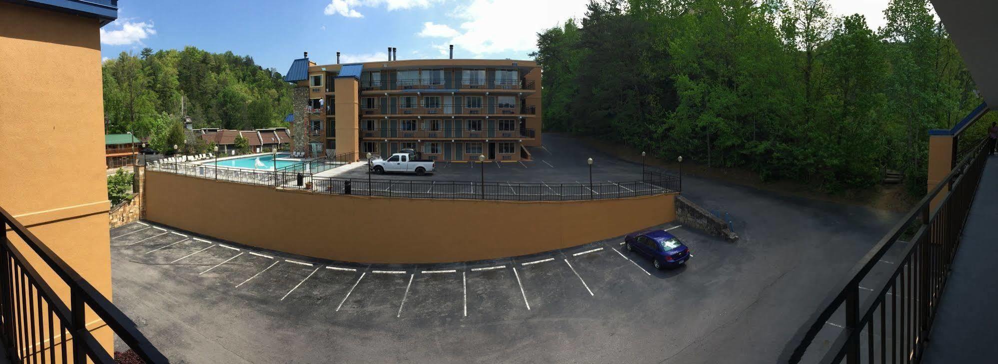 Clarion Pointe Downtown Gatlinburg Hotel Exterior photo