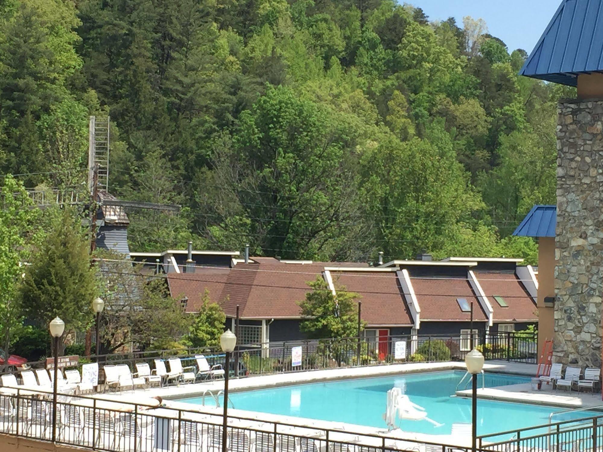 Clarion Pointe Downtown Gatlinburg Hotel Exterior photo