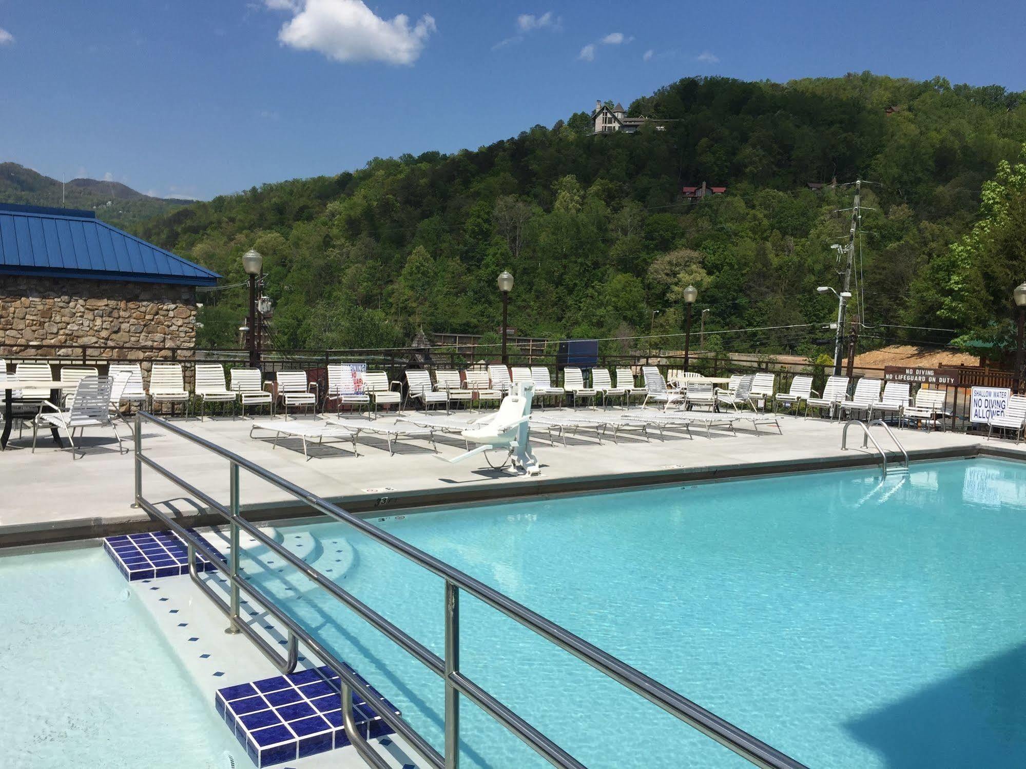 Clarion Pointe Downtown Gatlinburg Hotel Exterior photo