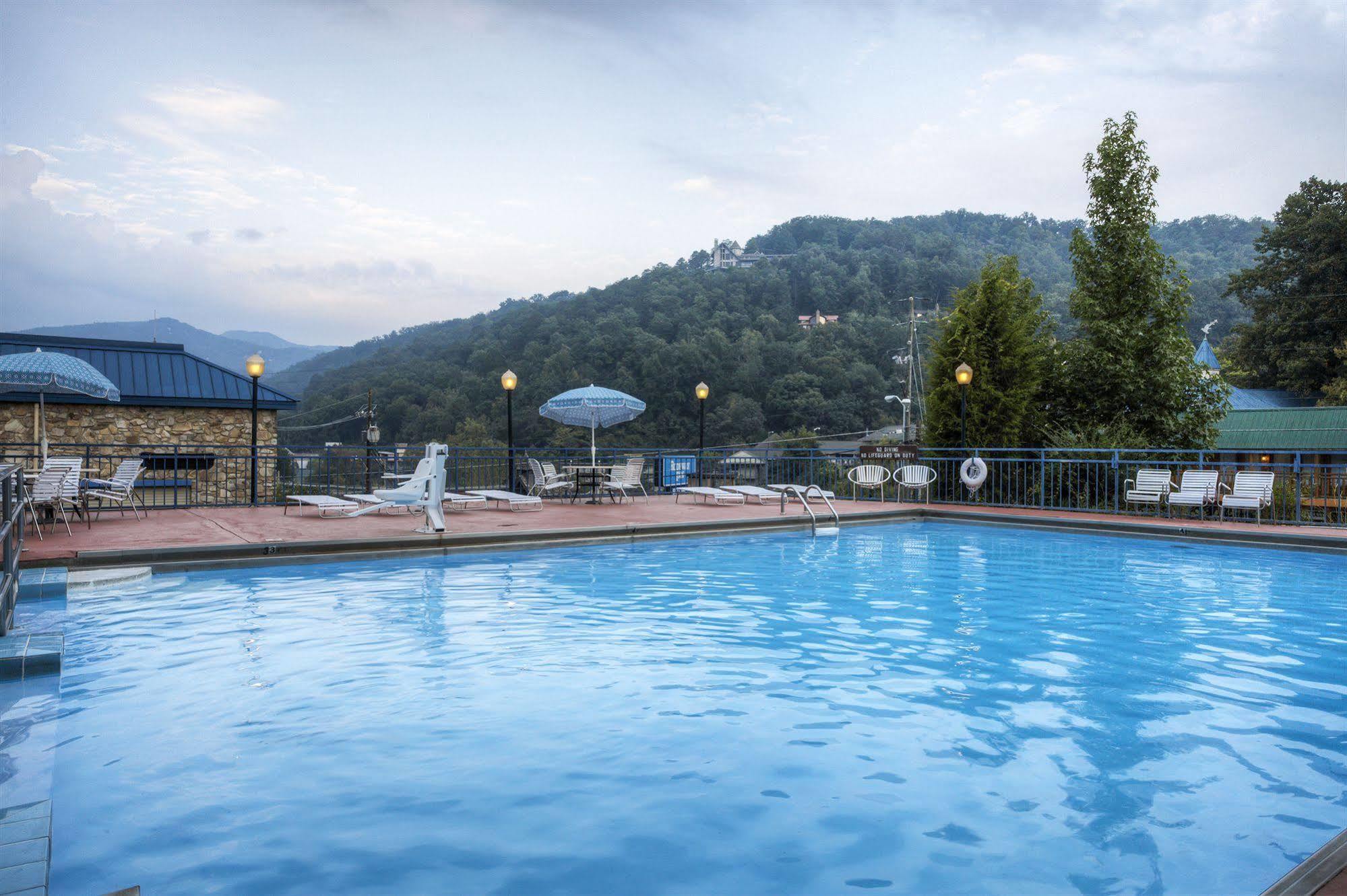 Clarion Pointe Downtown Gatlinburg Hotel Exterior photo