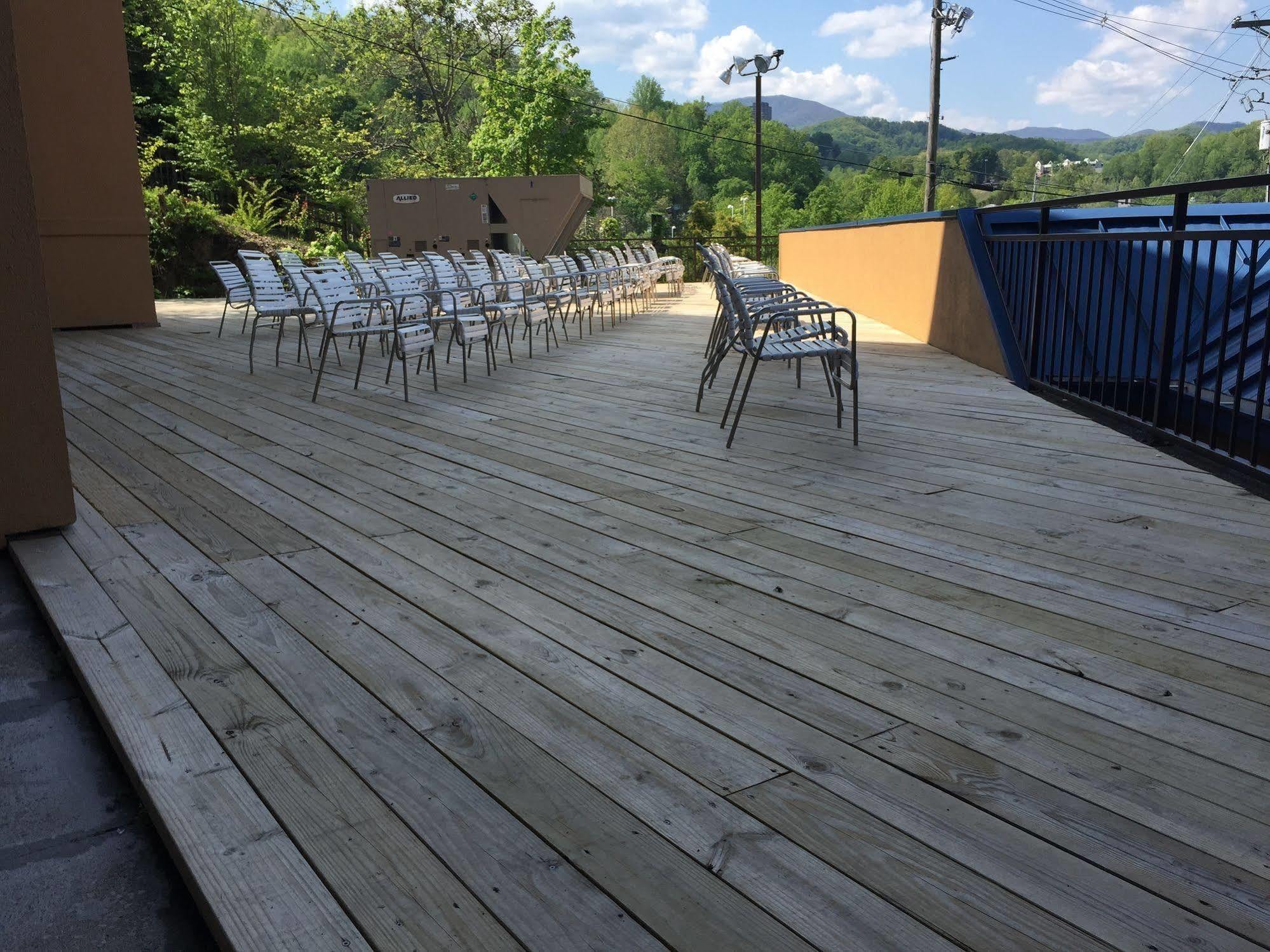 Clarion Pointe Downtown Gatlinburg Hotel Exterior photo