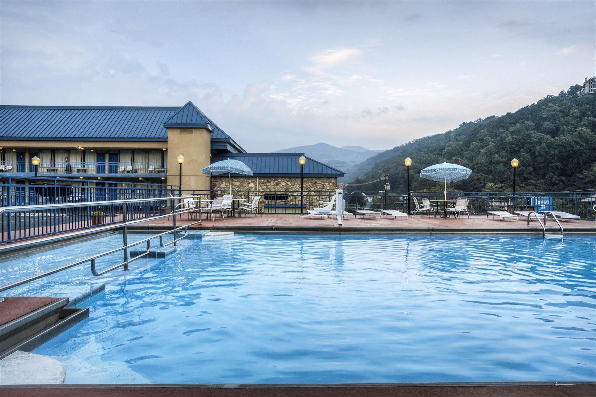 Clarion Pointe Downtown Gatlinburg Hotel Exterior photo