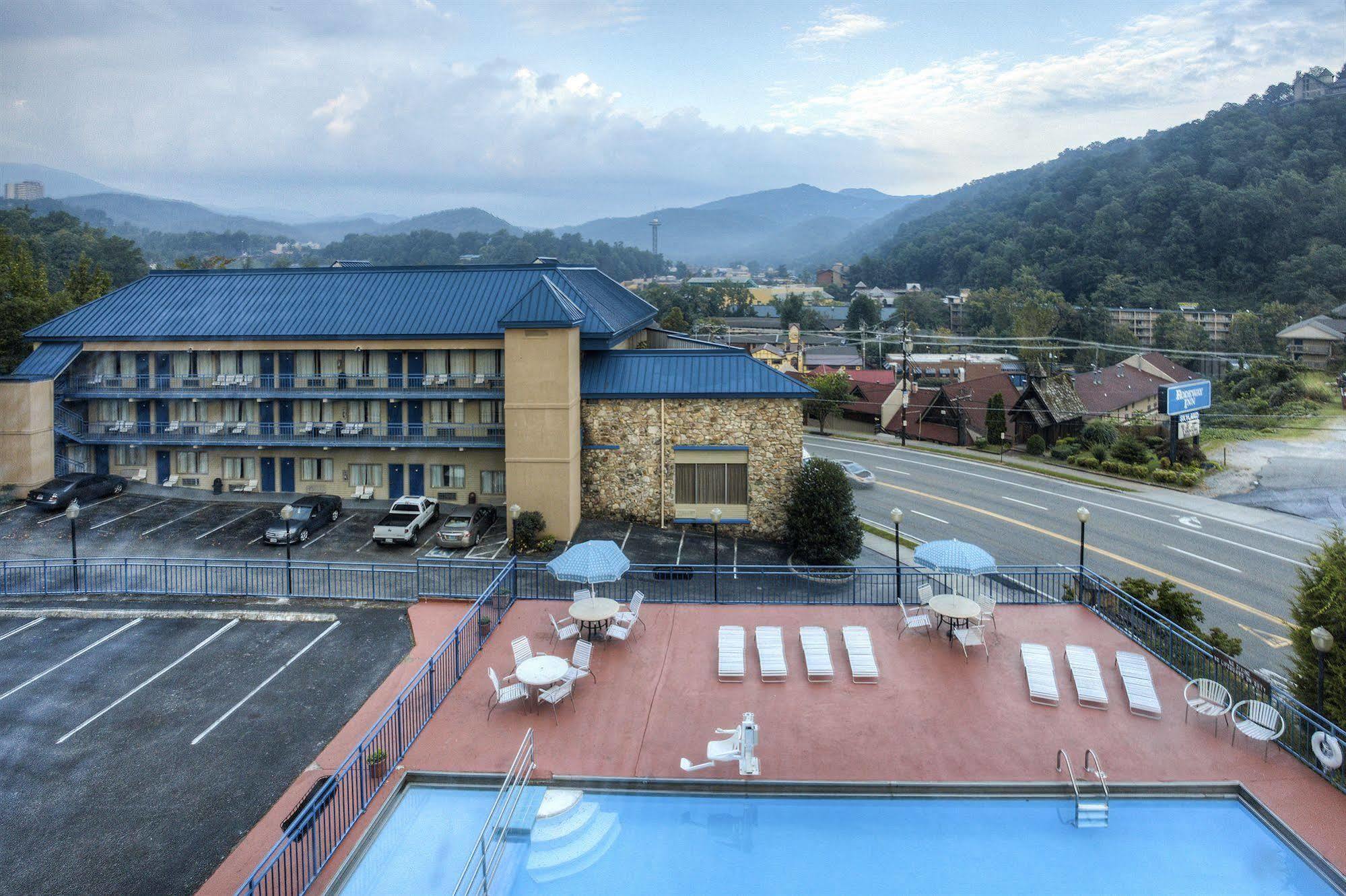 Clarion Pointe Downtown Gatlinburg Hotel Exterior photo